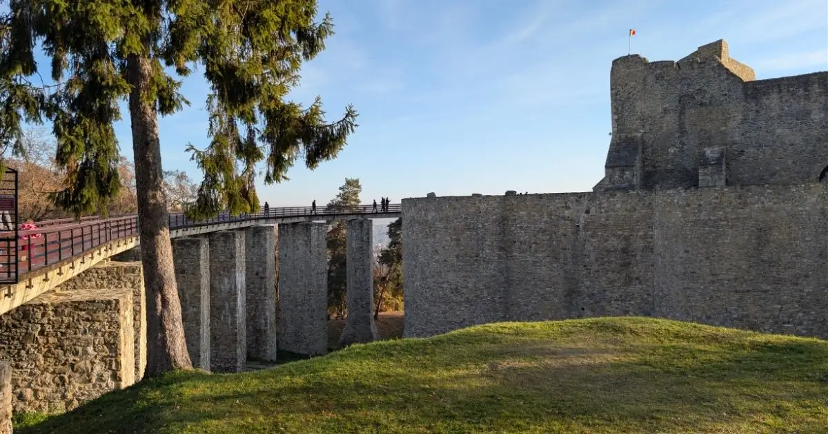 Podul de acces spre Cetatea Neamț — cetate medievală din secolul XIV ridicată de Ștefan cel Mare, județul Neamț, România