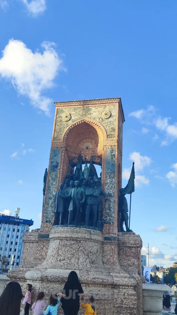 Claudia in Piata Taksim din Istanbul 1