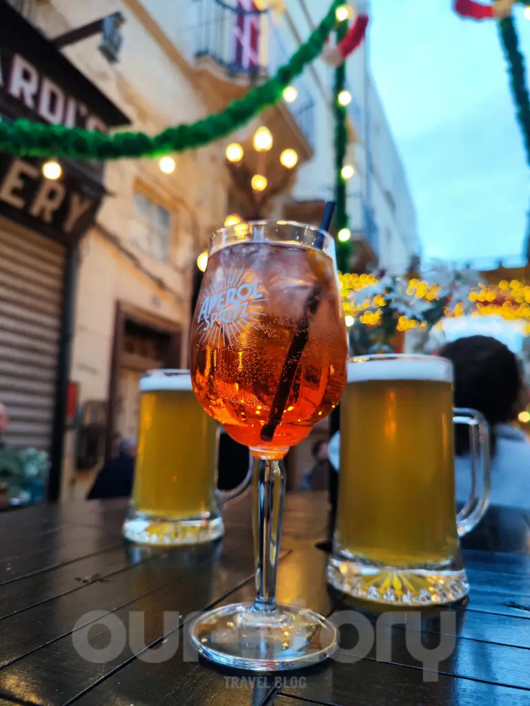 Relaxare la terasa pe Strada Santa Lucia din Valletta