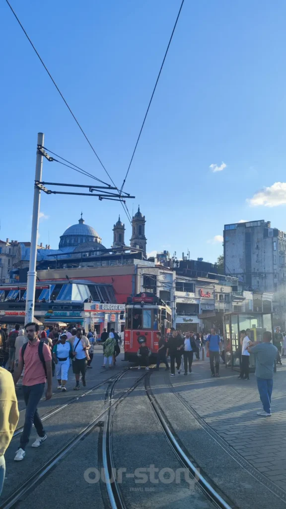 Tramvaiul Rosu din Piata Taksim