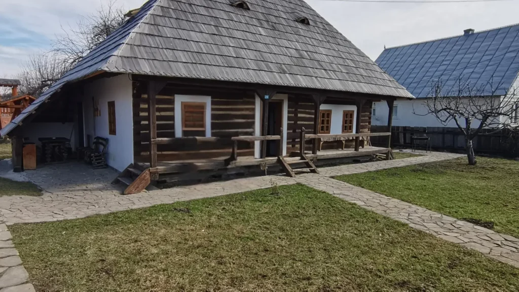 Top 10 Destinații City Break Low Budget: Călătorește Ieftin Fără Să Sacrifici Experiența 12 Cazare in Casa Strabunicului din Partestii de Sus