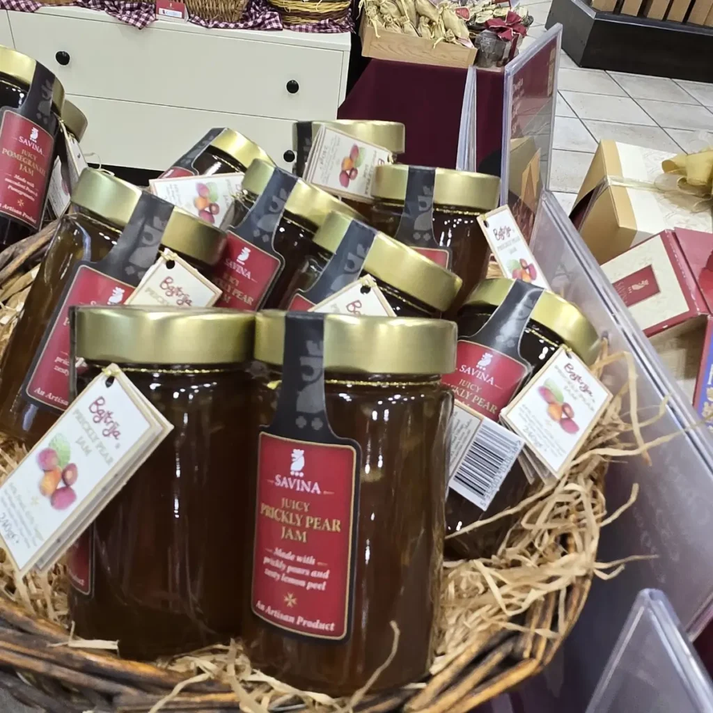 Borcane de gem suculent de cactus (prickly pear) marca Savina, aranjate într-un coș de răchită.