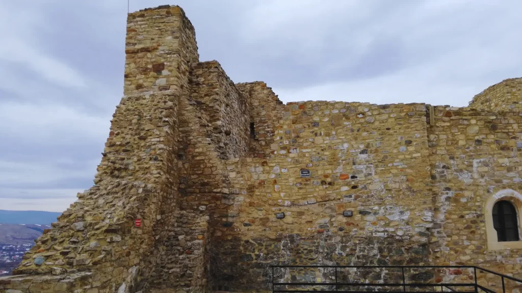 Vizita la Cetatea Neamț - Între istorie și legendă | Ghid complet 4 Prim plan cu zidul cetății, piatră și detalii arhitecturale.