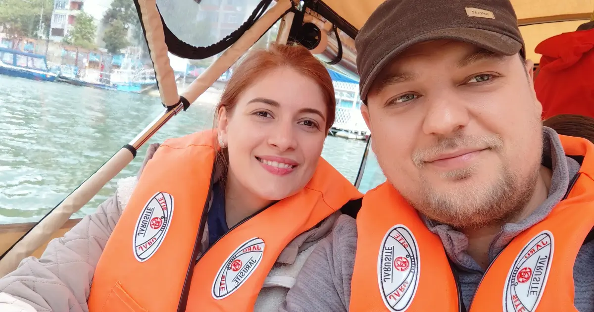 Selfie vesel cu mine și Claudia pe barca, bucurându-ne de peisajul Dunării.