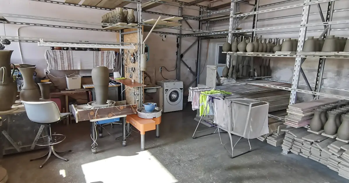 Atelier de ceramică din Marginea – locul unde ia naștere arta lutului Spațiul de lucru dintr-un atelier de ceramică din Marginea, cu roata olarului și unelte tradiționale.