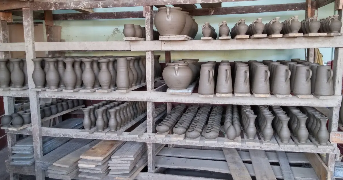 Ceramică în lucru – vase de lut din Marginea înainte de ardere Vase de lut proaspăt modelate, înainte de ardere, într-un atelier tradițional.