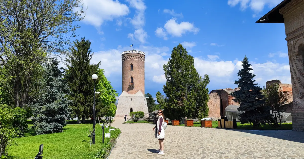 Alee pietonală care conduce la Turnul Chindiei, parte a Curții Domnești din Târgoviște.