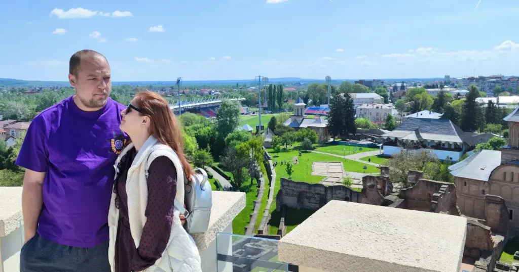 Eu și Claudia pe Turnul Chindiei, cu panorama Târgoviștei.