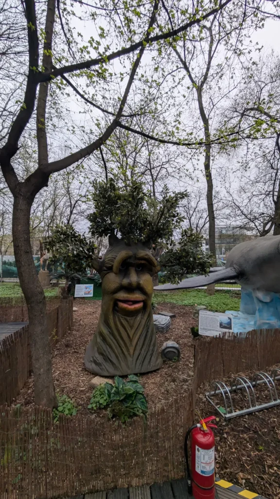 Copac interactiv cu efecte sonore și mișcări realiste, atracție unică în Dino Park București.
