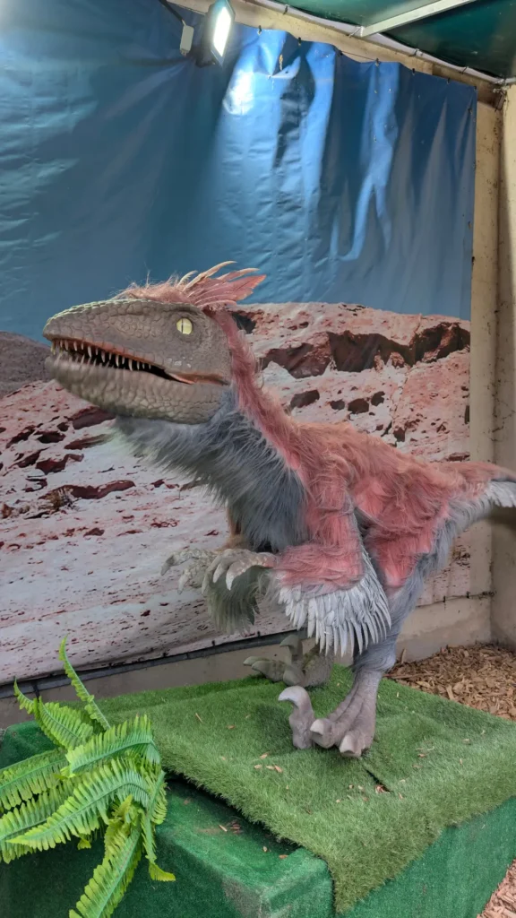 Imagine cu un dinozaur miscator din Dino Park, Bucuresti