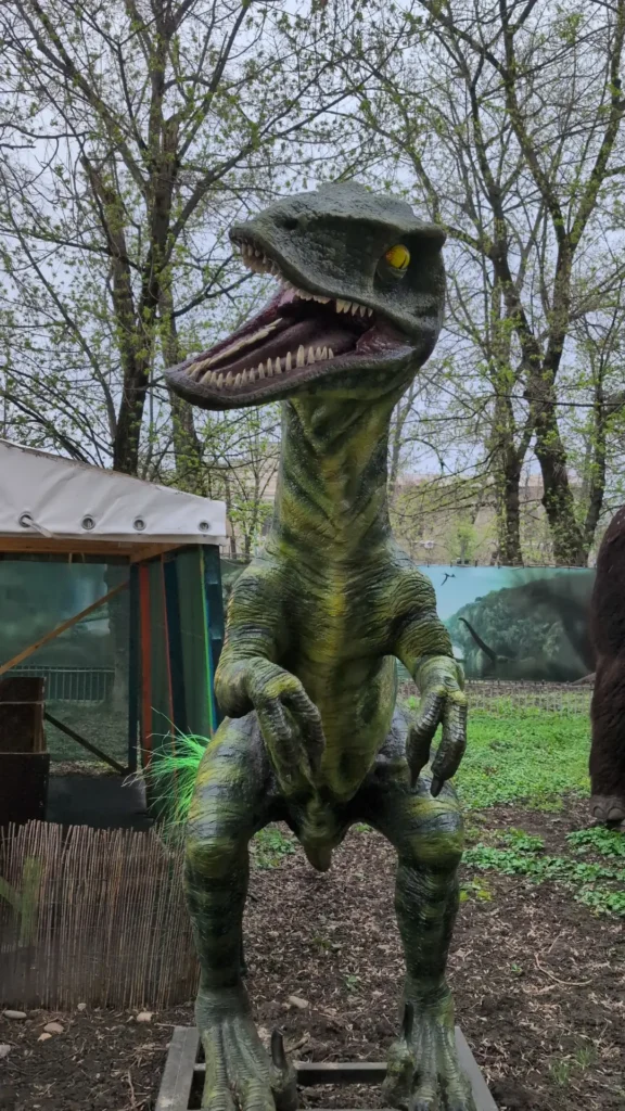 Dinozaur verzui, cu picioare mici și gheare, și o gură mare cu dinți ascuțiți, în Dino Park București