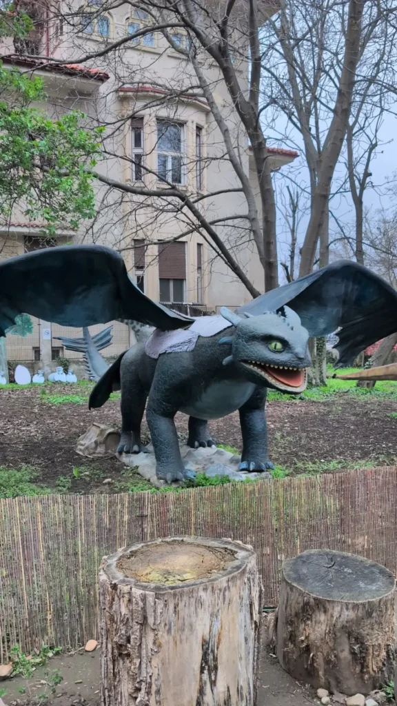 imagine cu un dinozaur care misca la Dino Park Bucuresti