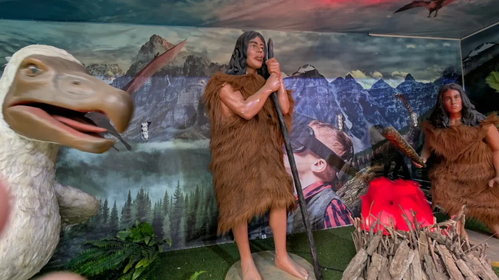 Familie preistorica prezenta la Dino Park in Bucuresti