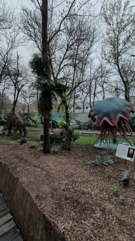 Dinozaur tepos impreuna cu o meduza preistorica la Dino Park Bucuresti