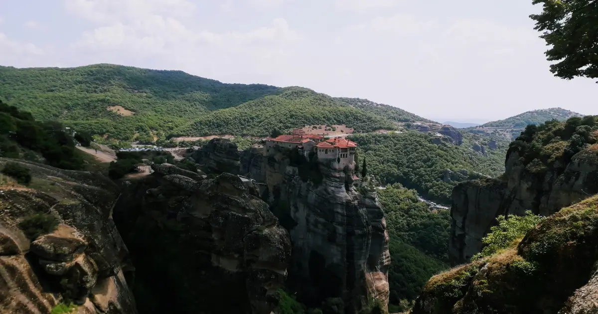 Mănăstire suspendată în Meteora – loc de spiritualitate și peisaje uluitoare în inima Greciei Mănăstire din Meteora construită spectaculos pe vârful unei stânci abrupte, în Grecia centrală