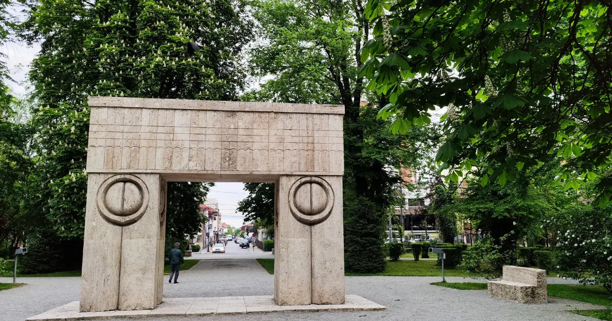Imagine cu Poarta Sărutului, sculptură de Constantin Brâncuși, din Târgu Jiu.