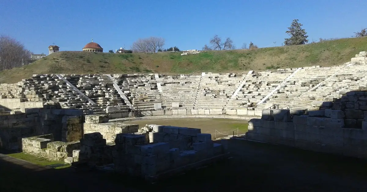 Teatrul Antic din Larisa – monument istoric al Tesaliei, cu o capacitate de peste 10.000 de spectatori în Antichitate Teatrul Antic din Larisa – vestigii impresionante din perioada elenistică, aflate chiar în inima orașului