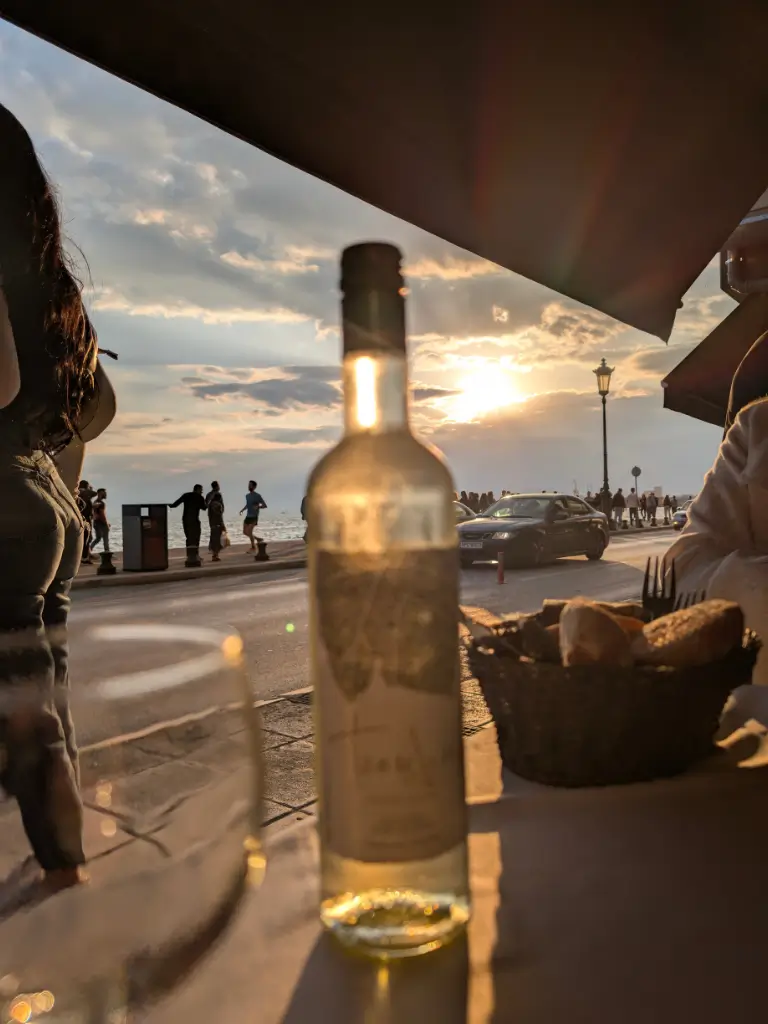 Pahar-Vin-Faleza-Grecia Vin grecesc la apus