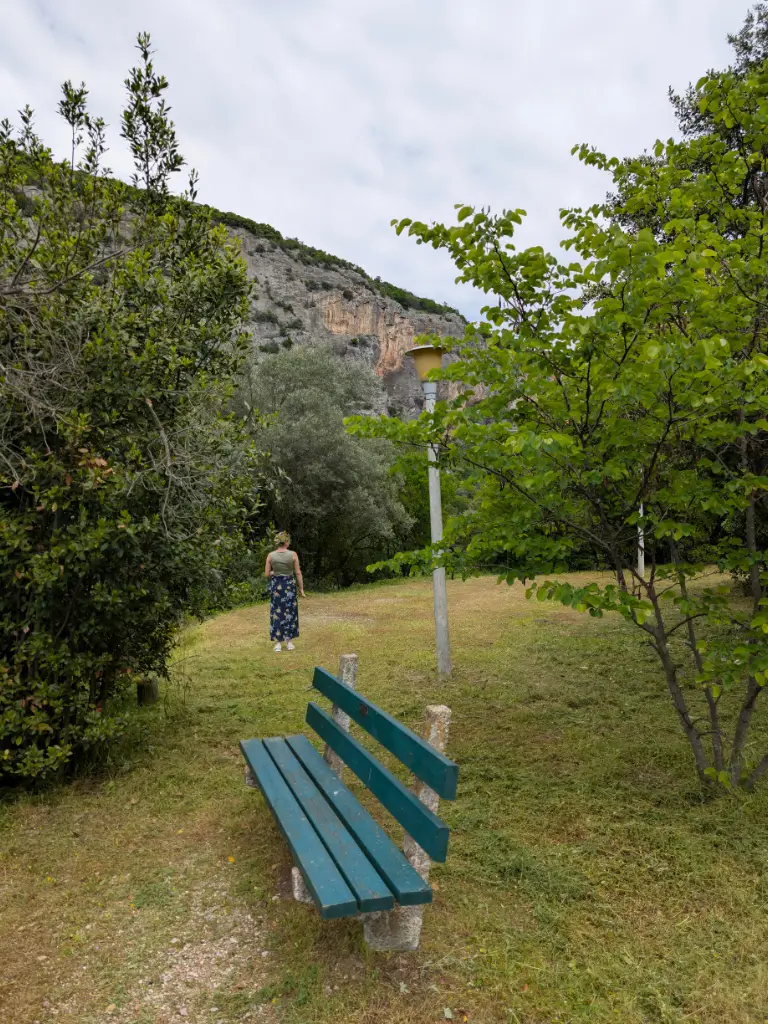 Valea Tempei: Acolo unde Liniștea Ne-a Vorbit Sufletului Un moment de respiro profund în Valea Tempei, o oază de calm unde am lăsat în urmă agitația și am regăsit echilibrul. Fiecare clipă petrecută aici a fost o amintire prețioasă, o reconectare cu natura și, mai ales, cu noi înșine.