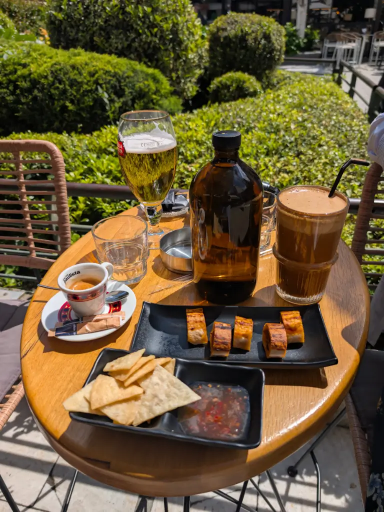 Terasa din Larisa, Grecia Relaxare pe una din miile de cafenele din centrul Larisei, Grecia