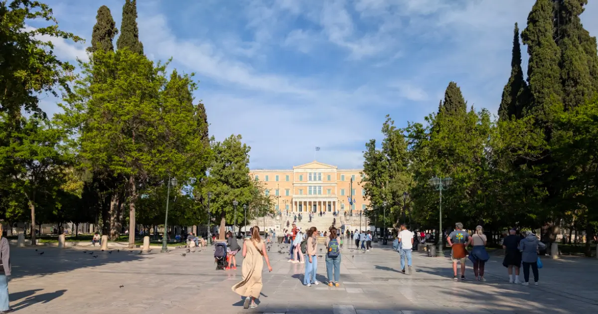 Vedere spre Piața Syntagma și Parlamentul Greciei Priveliște largă spre Piața Syntagma, cu clădirea Parlamentului în fundal
