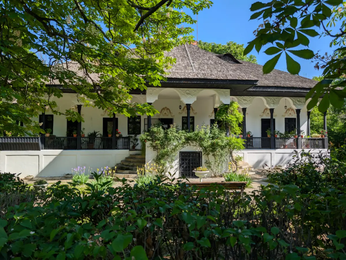 Fațada Conacului Bellu din Urlați, județul Prahova, într-o zi însorită