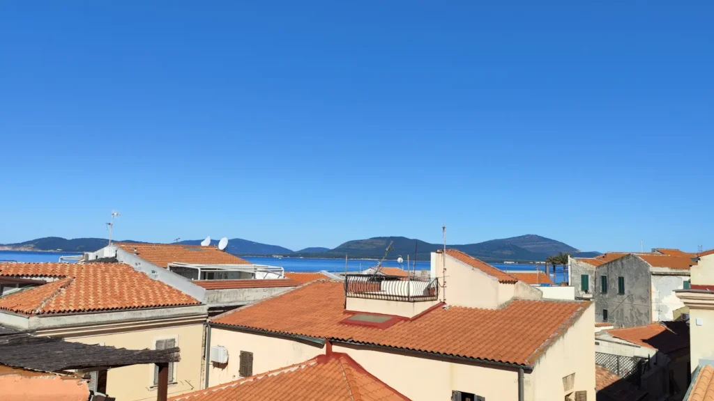 5 obiective turistice pe care sa nu le ratezi in Alghero 5 Vedere panoramica de pe acoperisul cazarii noastre din Alghero, Sardinia