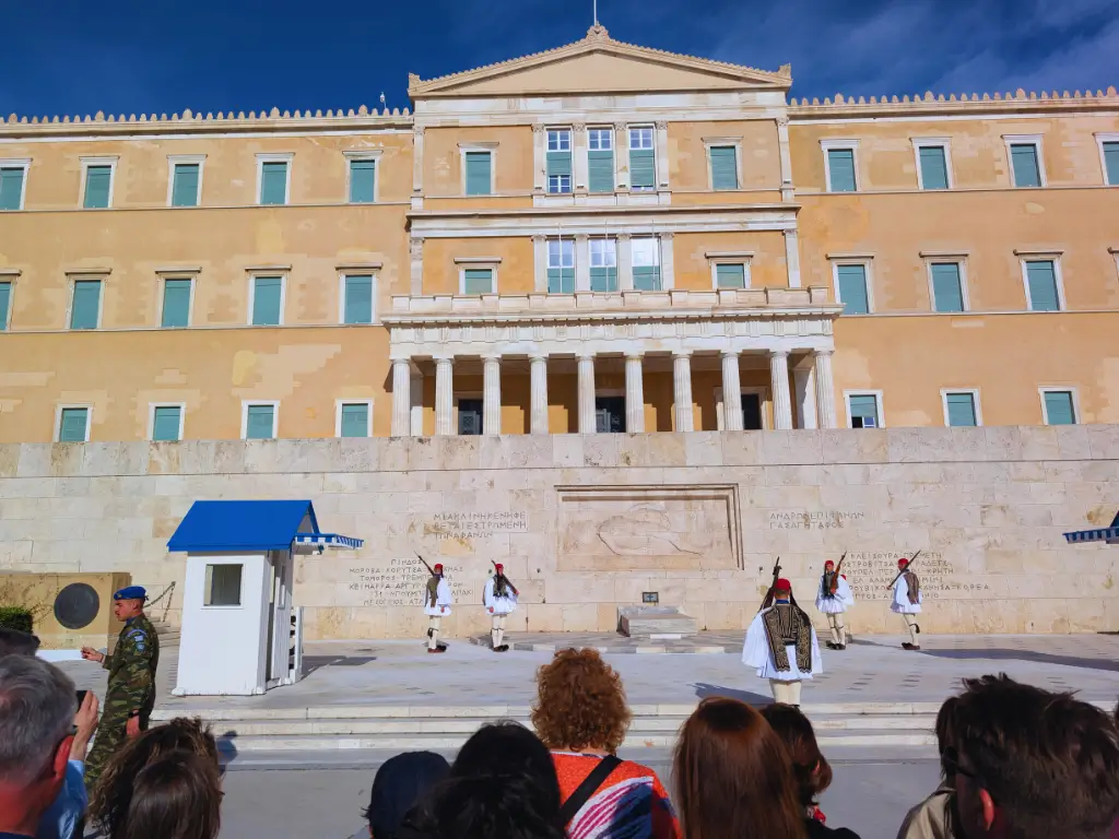 Monumentului Eroului Necunoscut de la Palatul Parlamentului (Syntagma) Monumentului Eroului Necunoscut de la Palatul Parlamentului (Syntagma) - Schimbarea de garda