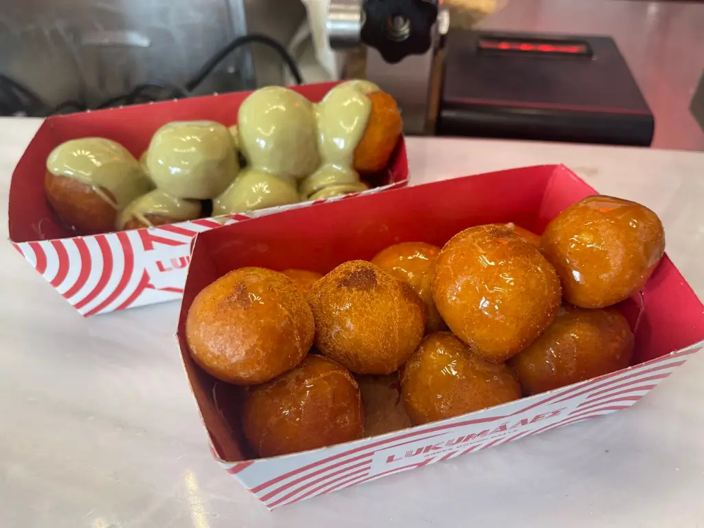 Gogoși Grecești cu Miere: Loukoumades Divine Gogoși grecești Loukoumades, pufoase și aurii, îmbibate în sirop de miere și presărate cu scorțișoară și nuci tocate.
