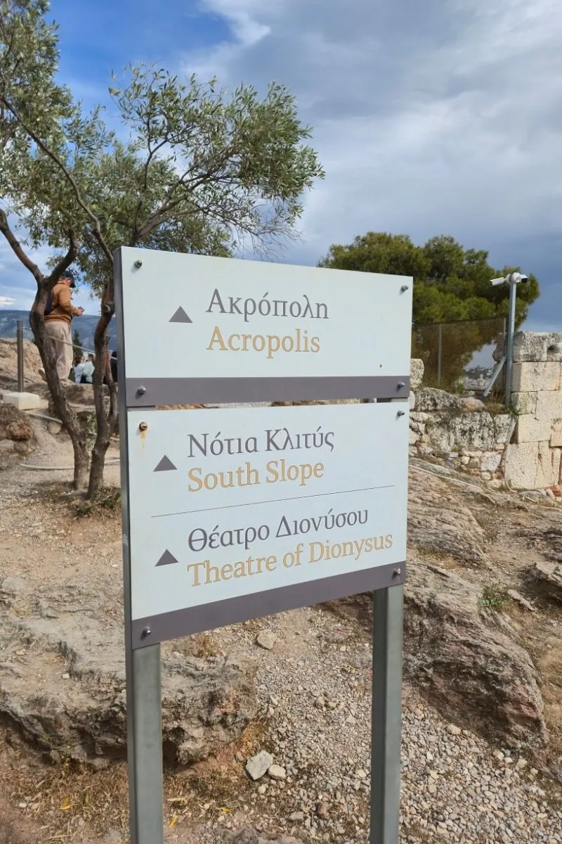 Acropola din Atena văzută din cartierul Anafiotika — cel mai important obiectiv turistic din Grecia