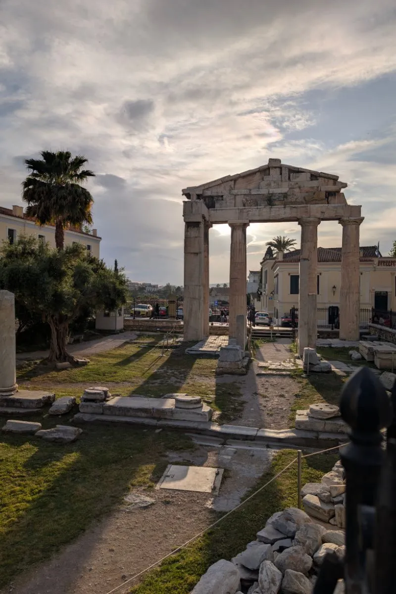 Agora Romană din Atena la apus — obiectiv turistic în centrul istoric
