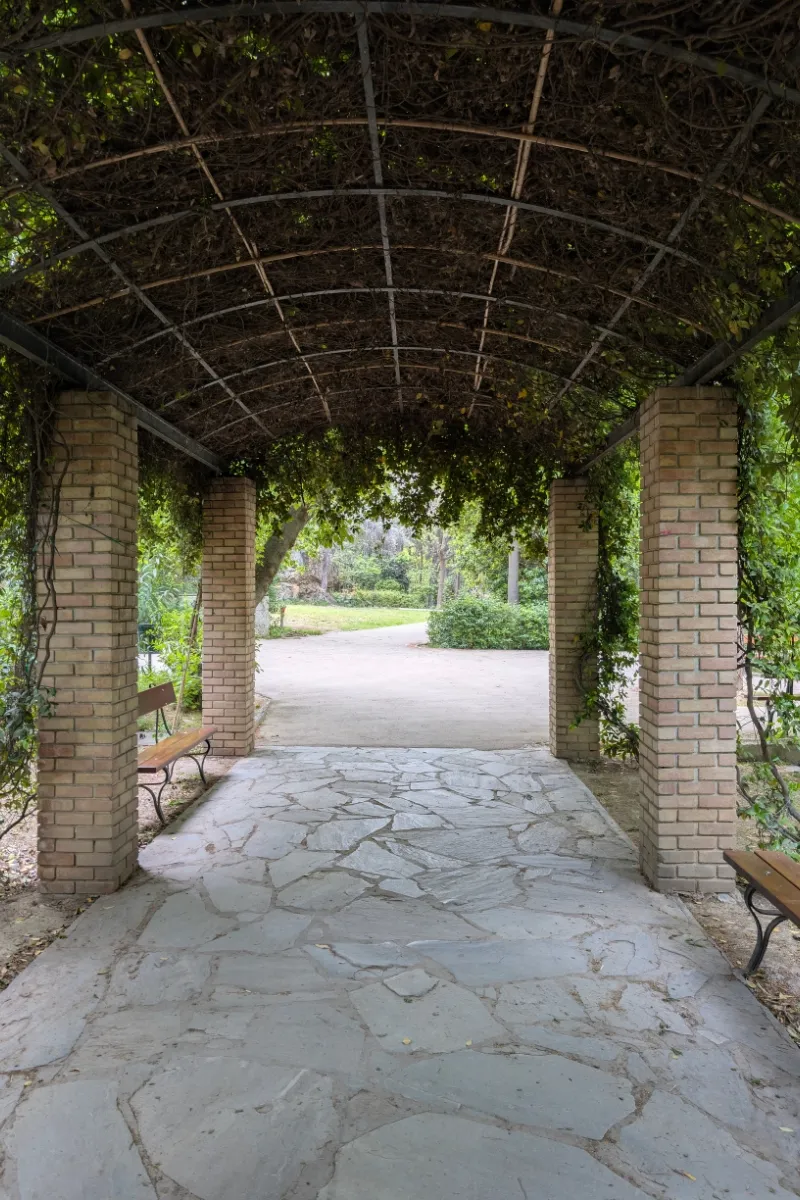 Arcadă florală în Grădinile Naționale din Atena — obiectiv gratuit în centrul orașului