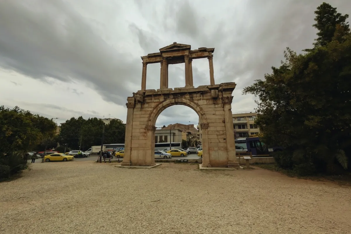 Arcul lui Hadrian — monument roman de 18 metri în centrul Atenei