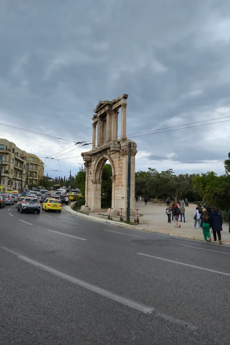 Arcul lui Hadrian din Atena cu Acropola pe fundal