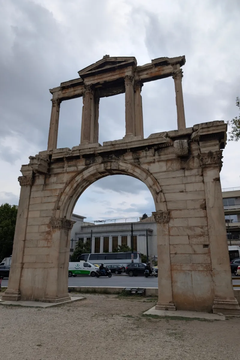 Arcul lui Hadrian din Atena — poarta dintre Atena antică și Atena romană