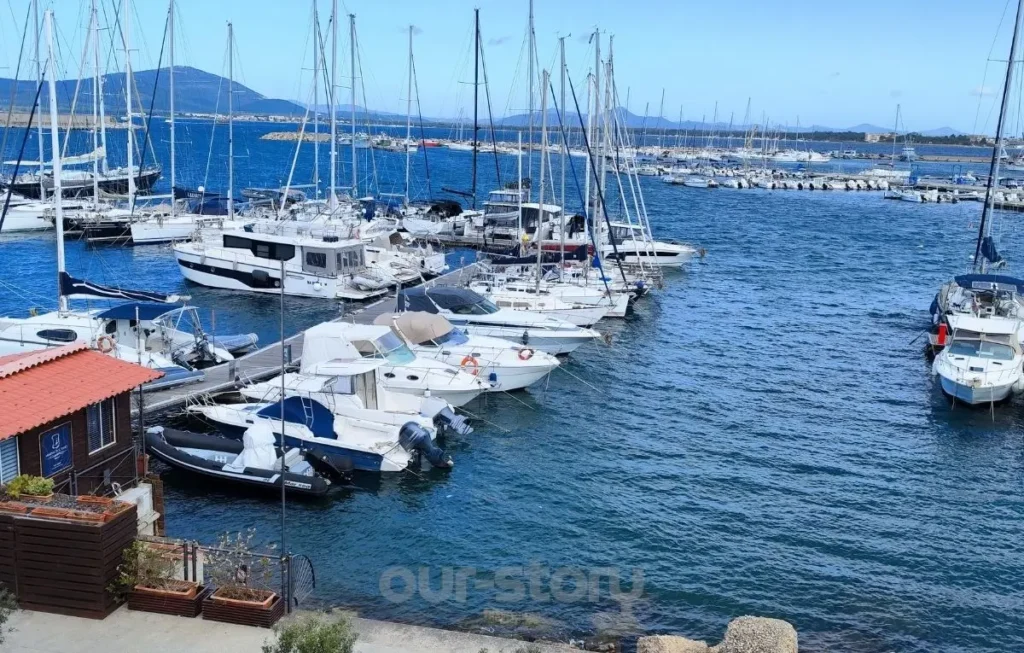 5 obiective turistice pe care sa nu le ratezi in Alghero 16 Imagine cu barci andocate in portul Alghero din Sardinia