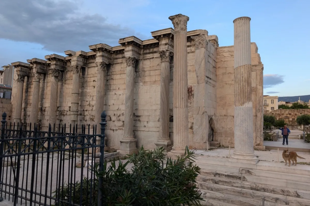 Biblioteca lui Hadrian din Atena — construită în 132 d.Hr. lângă Monastiraki