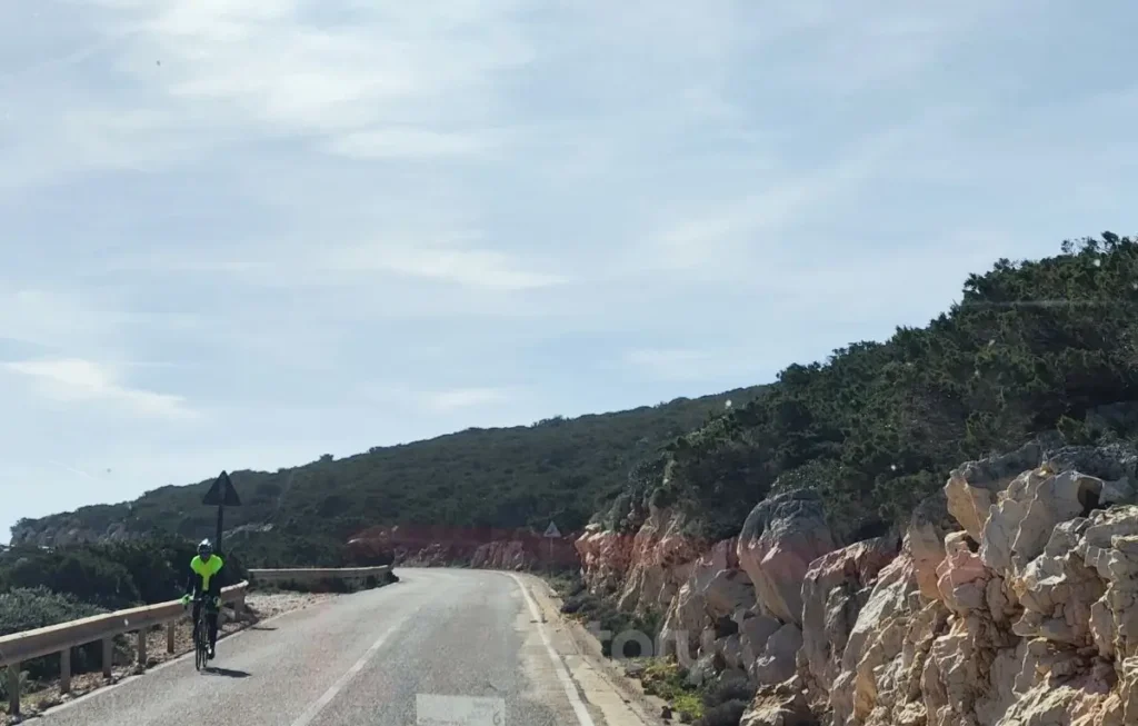 5 obiective turistice pe care sa nu le ratezi in Alghero 7 Biciclist pe dealurile Sardiniei