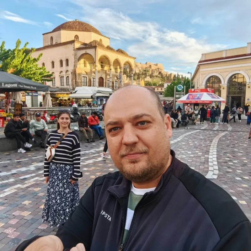 Bogdan și Claudia în Piața Monastiraki din Atena