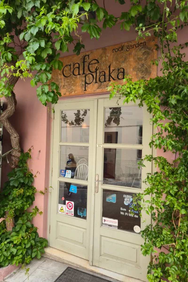 Cafeneaua Plaka din Atena — una dintre cele mai apreciate cafenele din cartierul Plaka