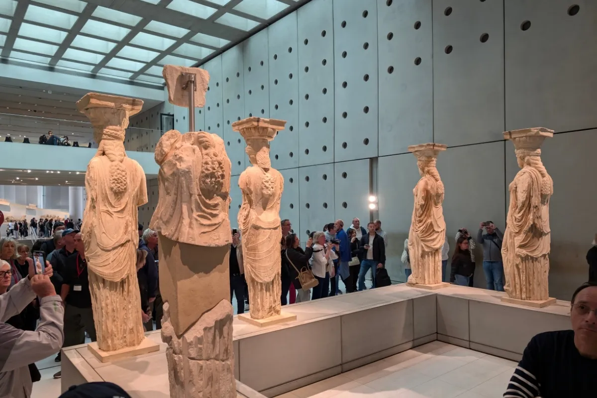 Cariatidele originale expuse la Muzeul Acropole din Atena