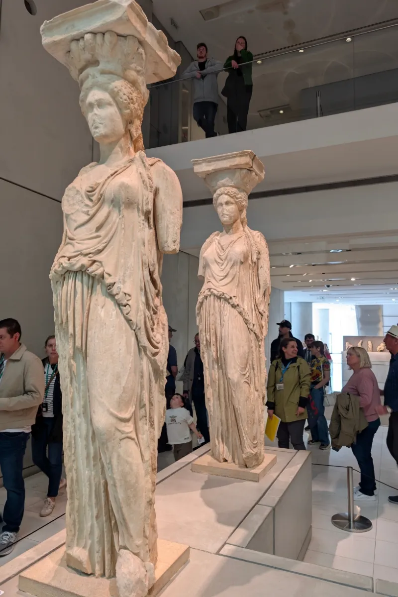 Cariatide expuse în Muzeul Acropole din Atena — sculpturi antice originale
