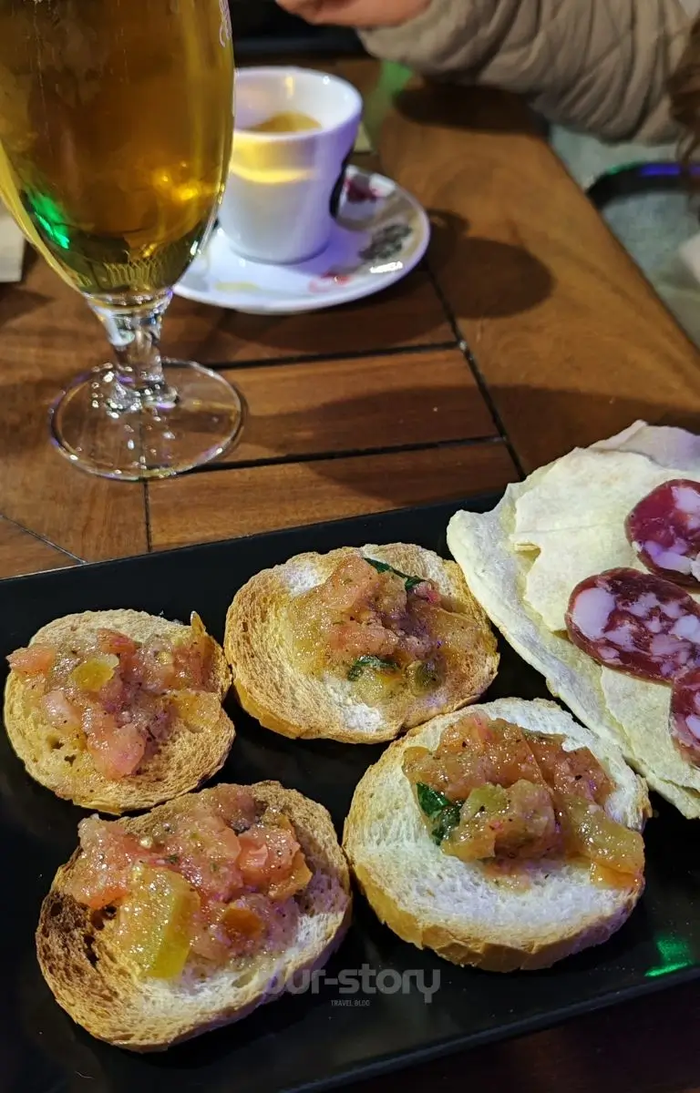 5 obiective turistice pe care sa nu le ratezi in Alghero 24 Cina tarzie pe malul marii din Portul Alghero