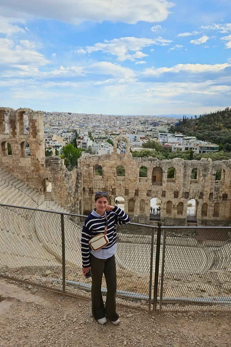 Top 15 Obiective Turistice Atena – Ghid Complet 2026 3 Claudia la Odeonul lui Herodes Atticus — Acropola Atena