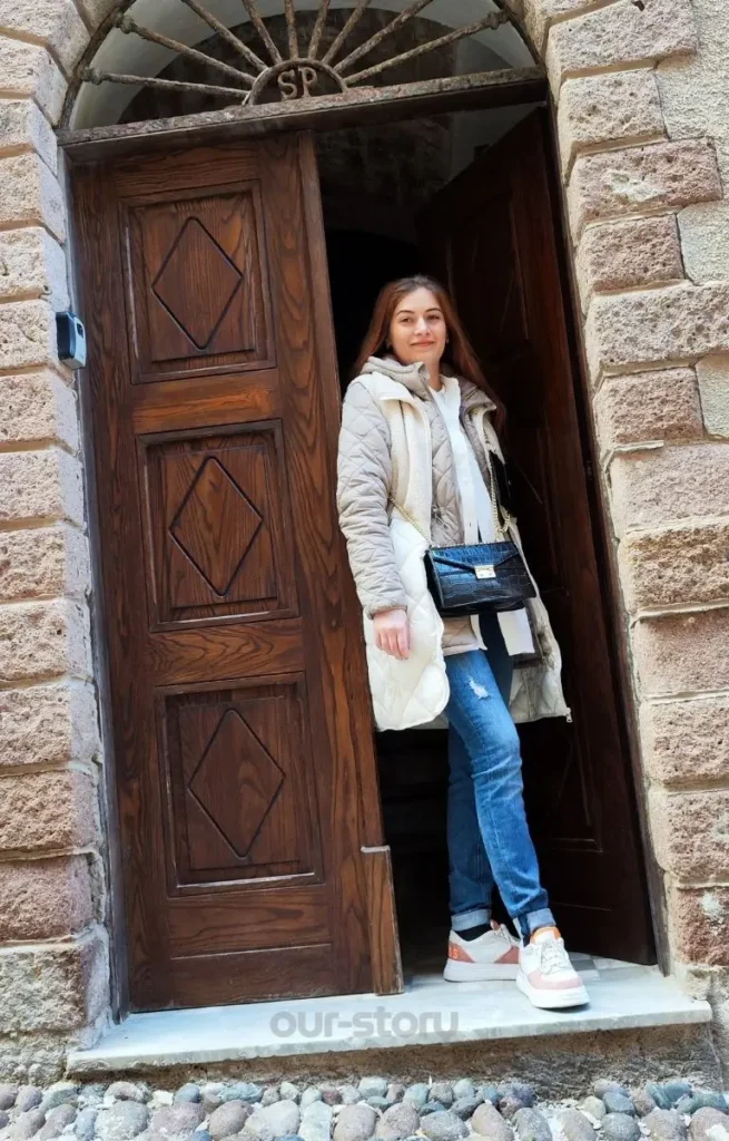 5 obiective turistice pe care sa nu le ratezi in Alghero 10 Claudia la intrarea Guesthouse-ului nostru PAnorama Guest House din Alghero