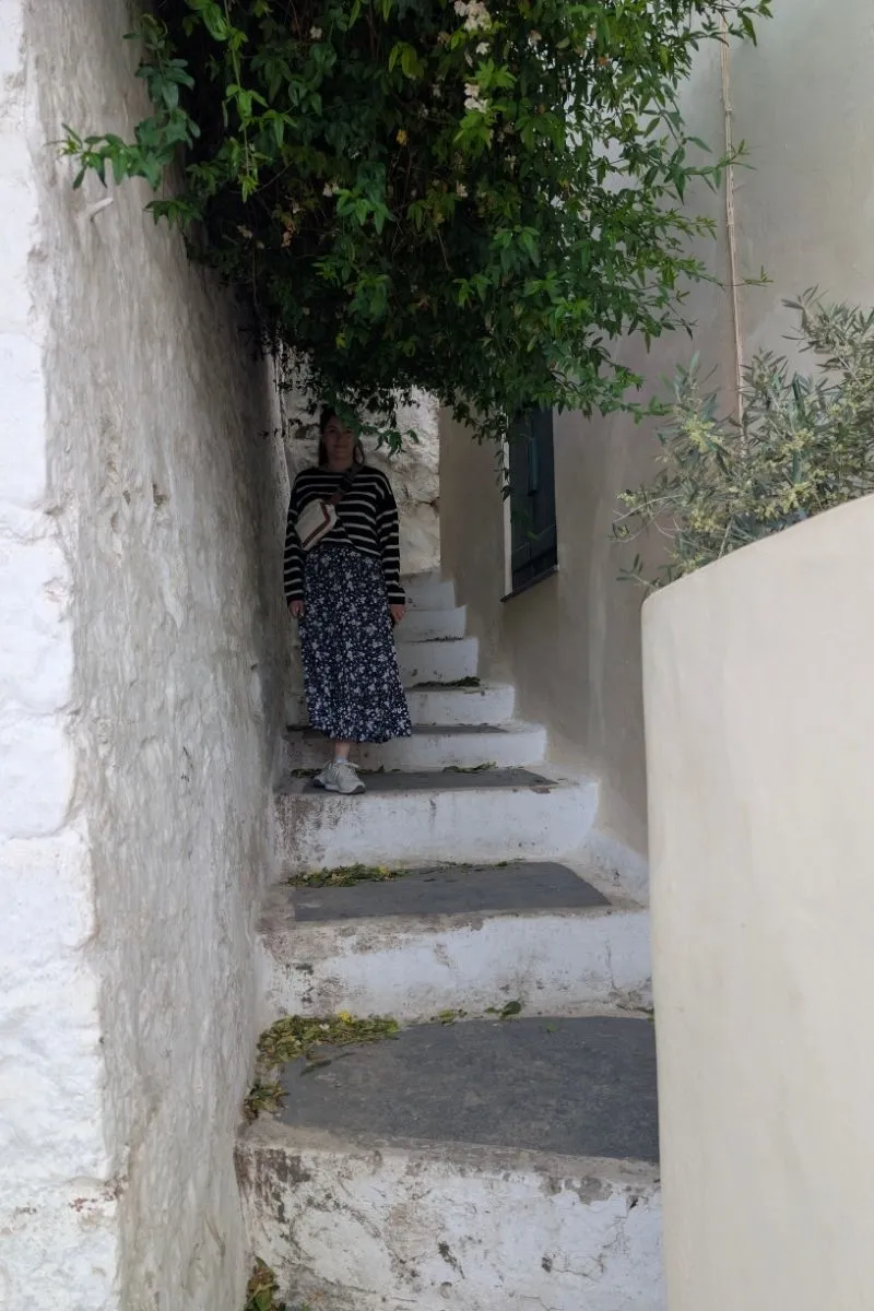 Claudia pe o stradă îngustă din Anafiotika — cartierul alb de sub Acropola din Atena