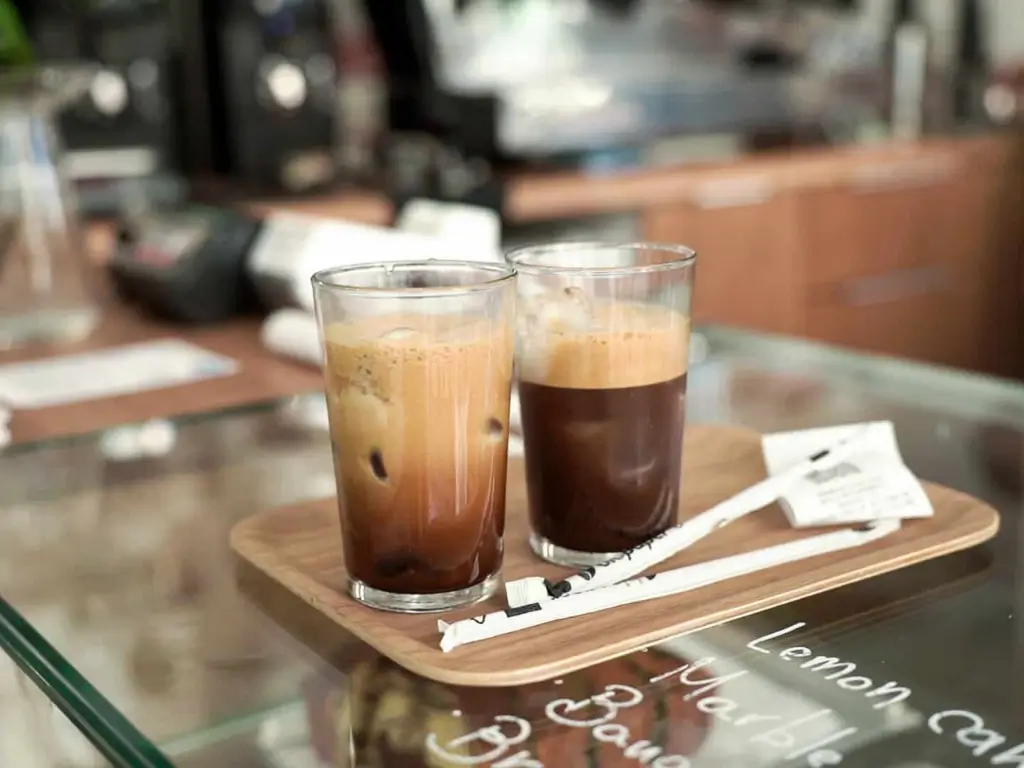Freddo Espresso: Răsfățul Rece al Cafelei Grecești Freddo Cappuccino răcoritor, cu straturi de cafea rece și spumă cremoasă de lapte, decorat cu pudră de scorțișoară.