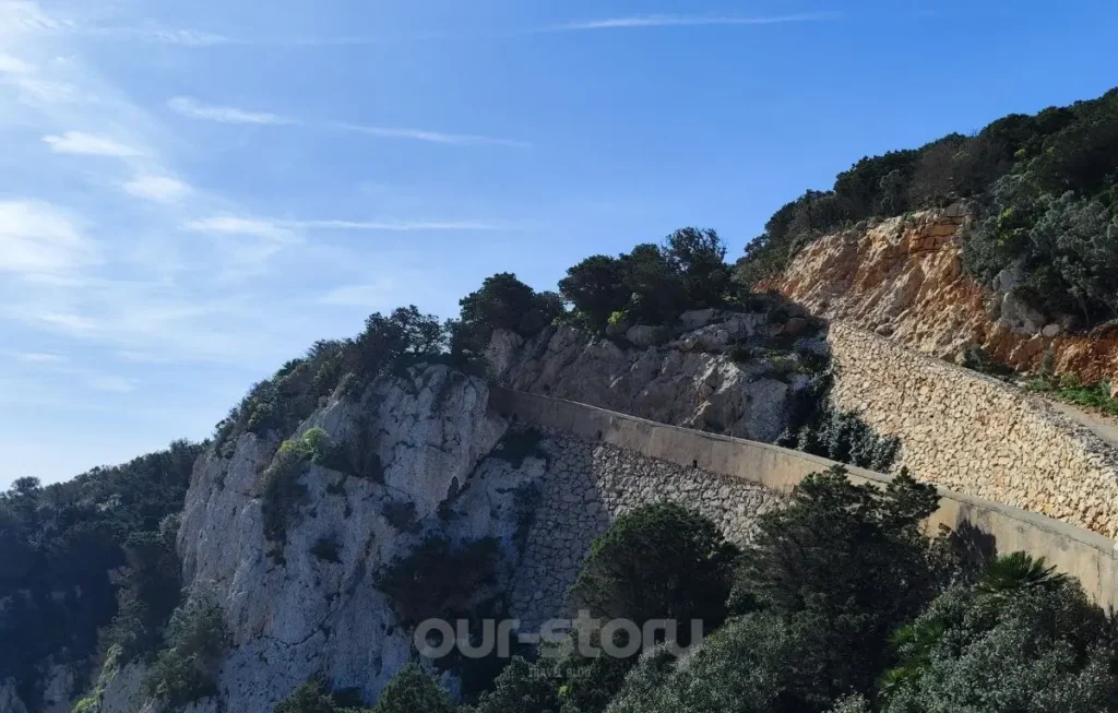 5 obiective turistice pe care sa nu le ratezi in Alghero 22 Cappo Caccia din Alghero - Drum linistit