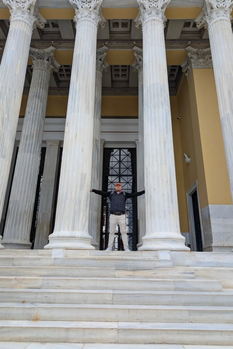 În fața Palatului Zappeion din Atena — clădire neoclasică în Grădinile Naționale