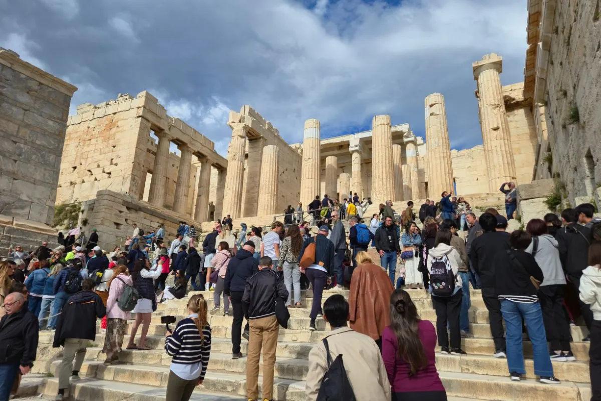 Top 15 Obiective Turistice Atena – Ghid Complet 2026 2 Intrarea la Acropola din Atena plină de turiști — rezervă biletele în avans